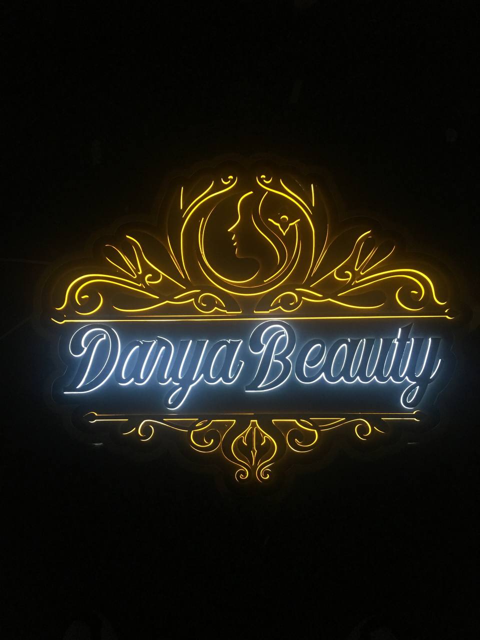 تابلو لوگو سالن زیبای darya beauty